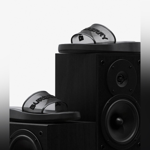 BURBERRY
Buckingham Mesh & Leather Slides. Size 38(8). Code:0400017592913 - Picture 11 of 12